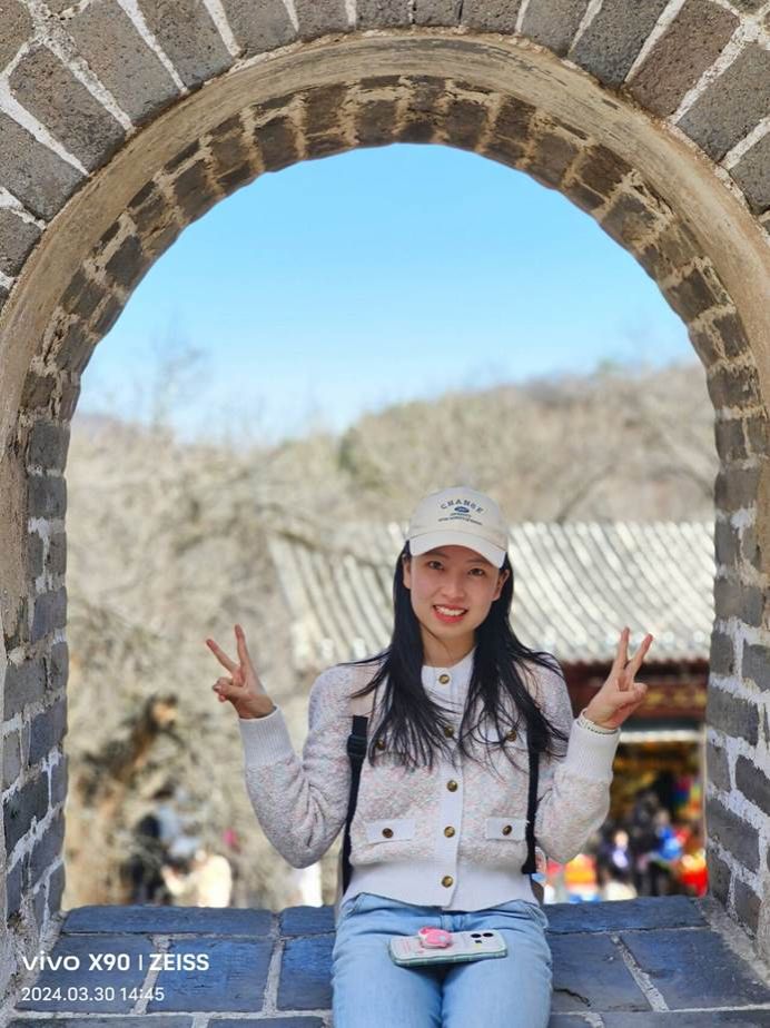 拱门后面有人低可信度描述已自动生成