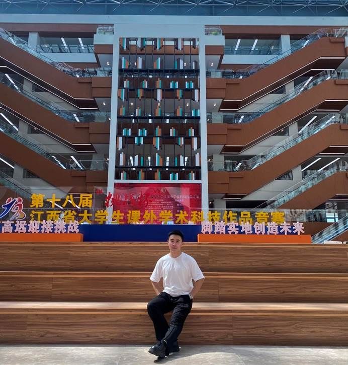 图片包含 长凳, 建筑, 男人, 前描述已自动生成